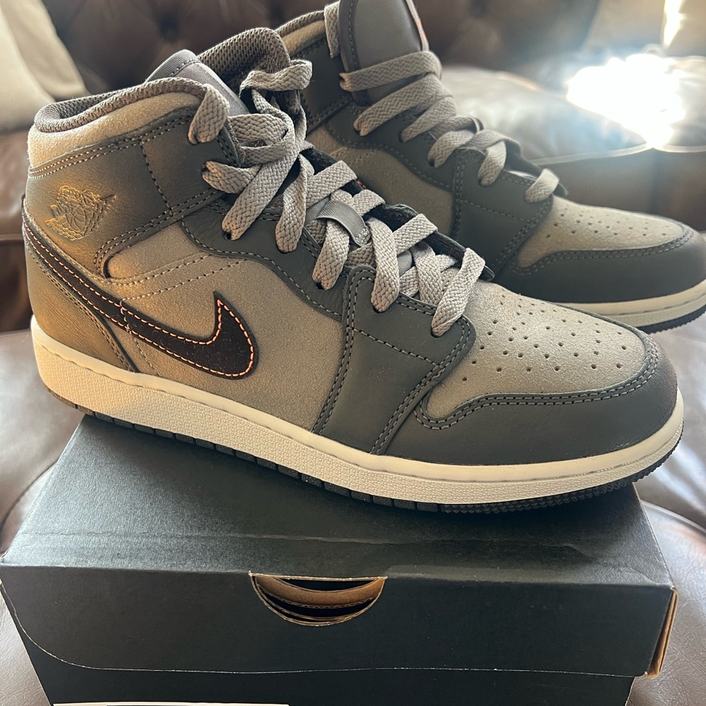 Air Jordan 1 MID SE BG - 6Y (Never Worn w/ Orig Box)